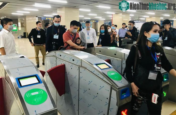 Mỗi ga sẽ có nhiều cửa tự động cho cả chục khách quẹt thẻ để lên đợi tàu cùng một lúc.