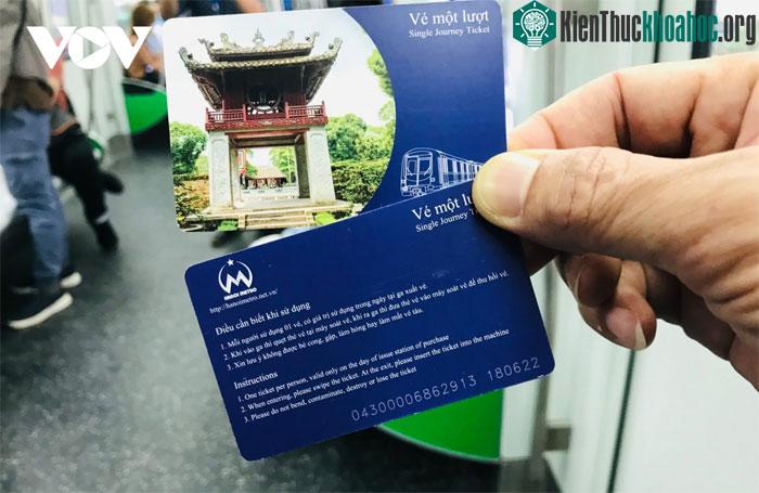 Vé tàu là dạng thẻ từ CF, có in hình Khuê Văn Các và một số thông tin hướng dẫn khách đi tàu.
