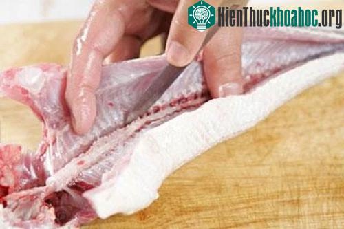 Bạn có thể gỡ xương cá bằng dao...