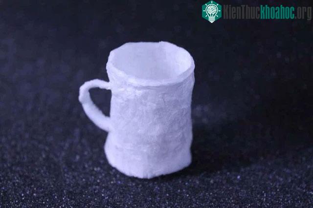 Một chiếc cốc được làm từ thứ nhựa mới.