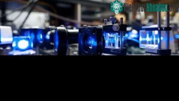 Ánh sáng laser màu xanh được sử dụng trong thí nghiệm chặn Pauli khiến vật chất trở nên vô hình.