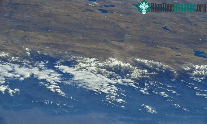 Phi hành gia Vande Hei chụp núi Everest khi bay cách mặt đất 400km.
