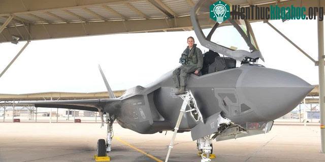 Một nữ phi công chiến đấu trên chiếc F-35A.