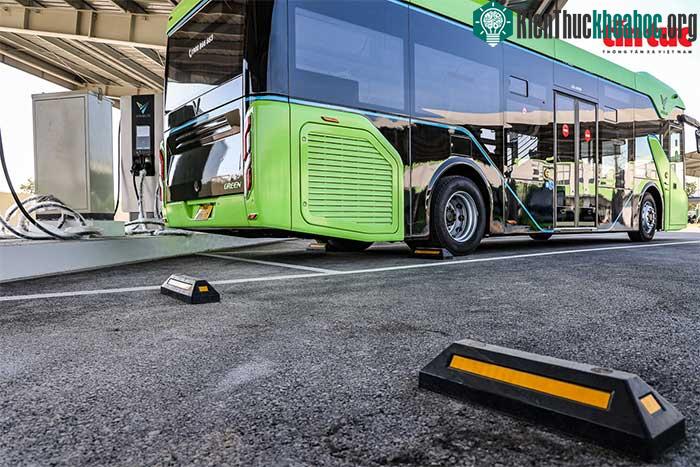 Xe buýt điện thông minh có màu chủ đạo là màu xanh lá