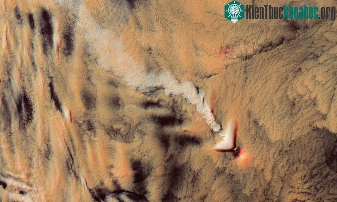 Vệ tinh Landsat 8 chụp ảnh núi lửa Michael, đảo Saunders.