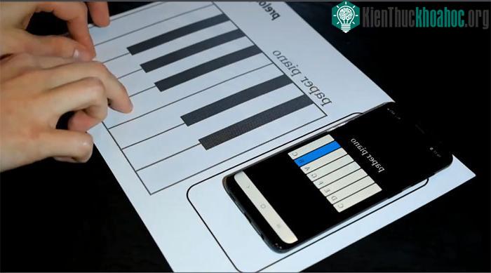 Để hoạt động, Piano Giấy cần PIP và một chiếc điện thoại thông minh.