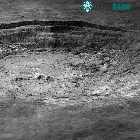 Regolith là kết quả của tác động mạnh từ các thiên thạch đâm vào bề mặt Mặt Trăng
