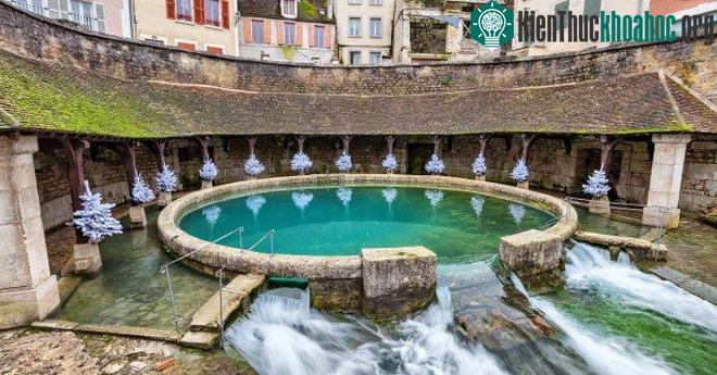 Fosse Dionne là một hồ bơi bằng đá hình tròn được xây dựng vào thế kỷ XVIII.