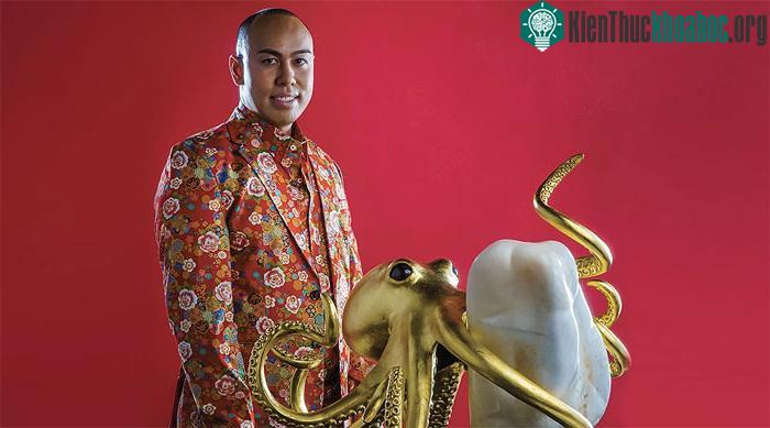 Người đàn ông được truyền lại viên ngọc khổng lồ nặng tới 27,65kg.