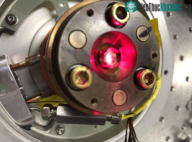 Sự biến đổi mà tia laser nói trên gây nên là có thể đảo ngược được.