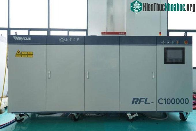 Máy phát laser công suất 100 kW đầu tiên của Trung Quốc.