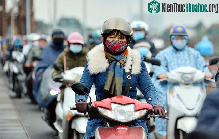 Từ ngày mai, Hà Nội có lúc có mưa nhỏ, trời rét.