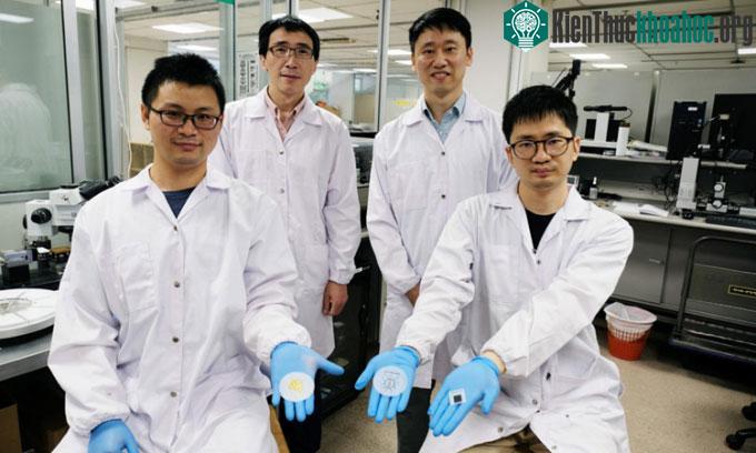 Nhóm nghiên cứu với ba phiên bản pin giấy.
