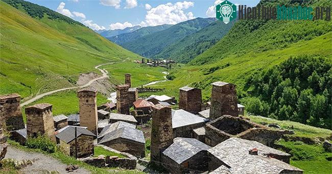 "Koshkebi" - những tháp canh thời trung cổ nằm rải rác xung quanh những ngọn núi.