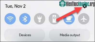 hấn vào biểu tượng bánh răng để mở Settings (Cài đặt).