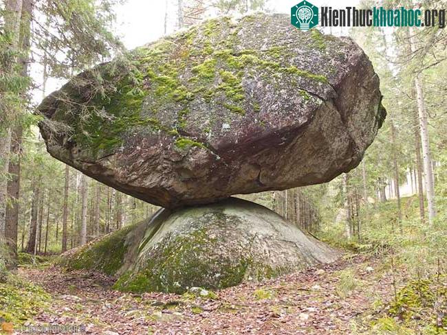 Khối đá khổng lồ chênh vênh như sắp đổ nhưng chưa ai có thể lăn nó xuống.