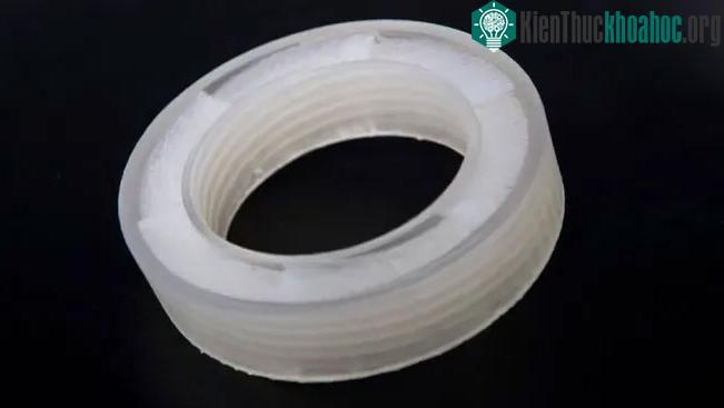Khi kết hợp phản ứng đàn hồi với các vật liệu gradient thì sẽ tạo ra siêu vật liệu âm thanh.
