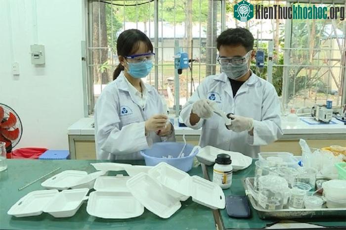Nhóm sử dụng những hộp cơm bỏ đi để làm gạch.