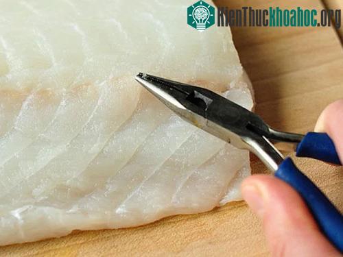 ... hoặc dùng kìm để lấy xương cá ra.