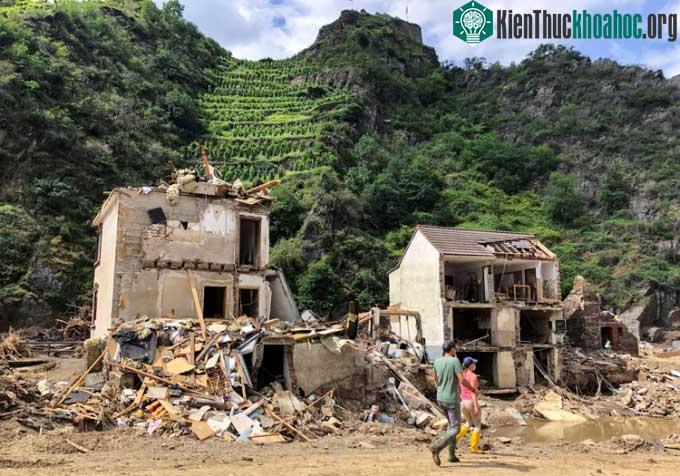Nhà cửa bị lũ lụt phá hủy ở Mayschoss, Đức, ngày 29/7/2021.