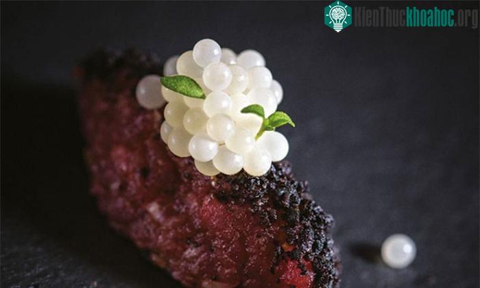 Trứng cá muối bạch tạng Beluga của Iran là thực phẩm đắt nhất thế giới.