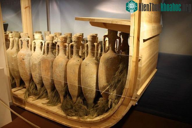 Mô hình thuyền chở rượu vang cổ đại trên Địa Trung Hải.