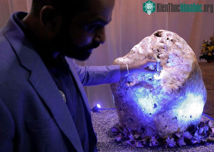 Hòn đá sapphire nặng 310kg