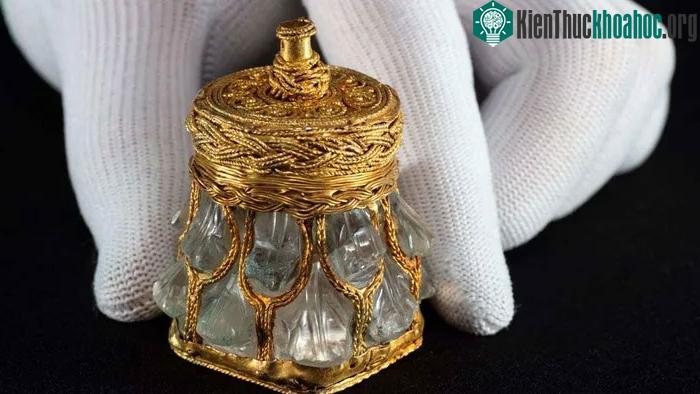 Lọ pha lê bọc vàng từng được nước hoa hoặc dầu xức cho nhà vua