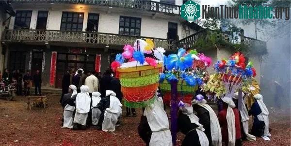Làm đám ma cho người đã khuất.
