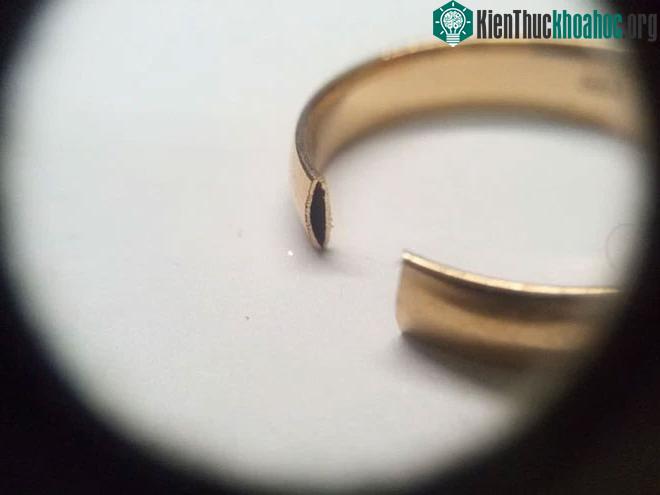 Phá hủy nó một chút với lưỡi cưa, chúng ta có thể mở nó ra và thấy rằng nó trống rỗng bên trong