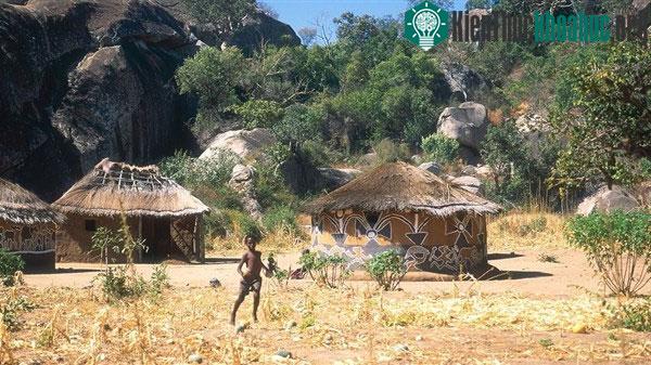 Trẻ em ở Matobo là nhân lực quan sát chim Hồng hoàng phía Nam cốt yếu.