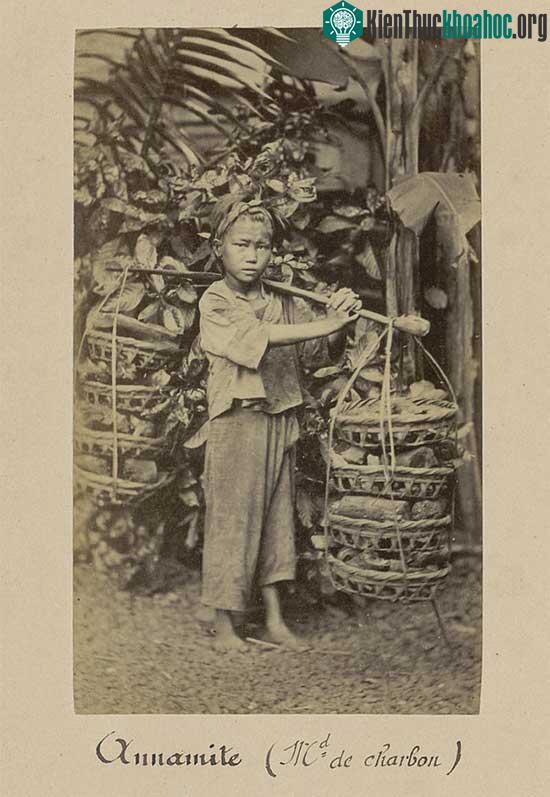 Cậu bé bán than dạo.