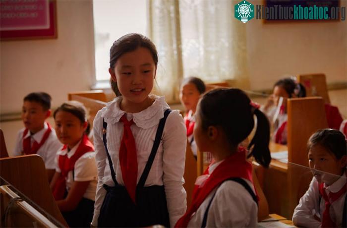 Hai nữ sinh đang luyện nói ngoại ngữ tại một trường học gần quận Mangyongdae