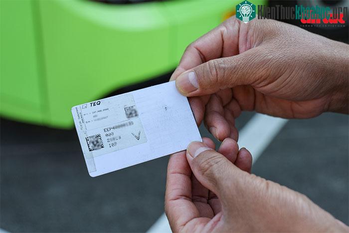 Để vận hành xe buýt điện, người lái sử dụng thẻ từ được cấp mã Code.