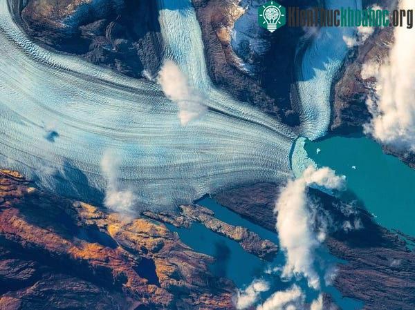 Bức ảnh trên chụp Upsala, một con sông băng đang tan chảy.