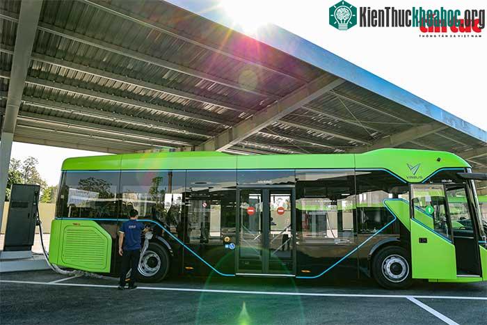 Những chiếc xe buýt điện đầu tiên sẽ chính thức chạy chở khách trên đường phố Hà Nội từ sáng 2/12/2021.
