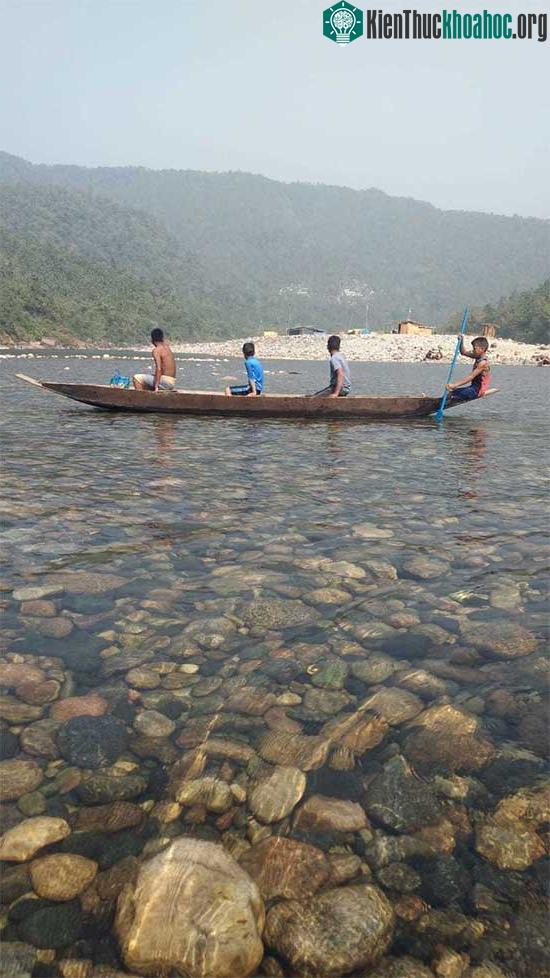 Sông Umngot nằm giữa Ấn Độ và Bangladesh