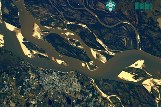 Bức ảnh ngày 9/7 chụp sông Paraná và một phần lãnh thổ Uruguay.