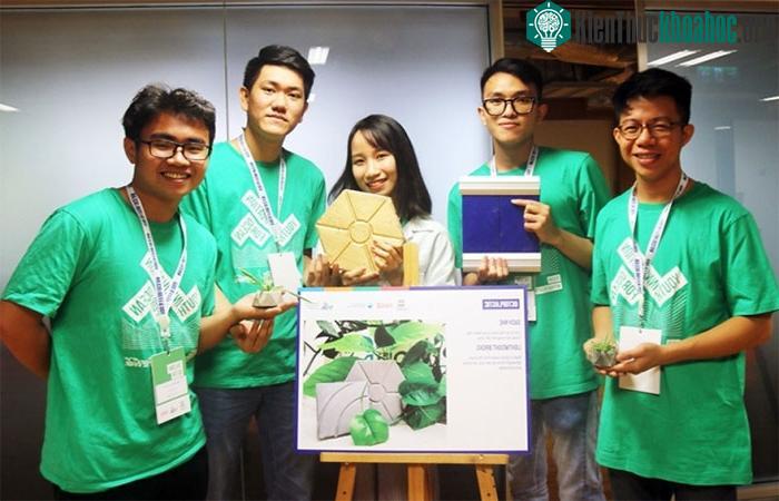 5 thành viên Octoplastic cùng sản phẩm của nhóm