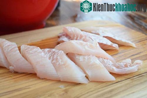 Với cá lóc, hãy dùng kéo để cắt xương sống.