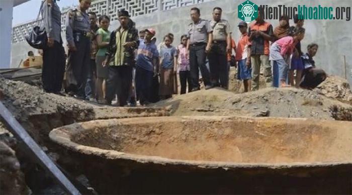 Chiếc vạc khổng lồ được cho là đã vài trăm năm tuổi, được sử dụng trong thời chiến tranh.