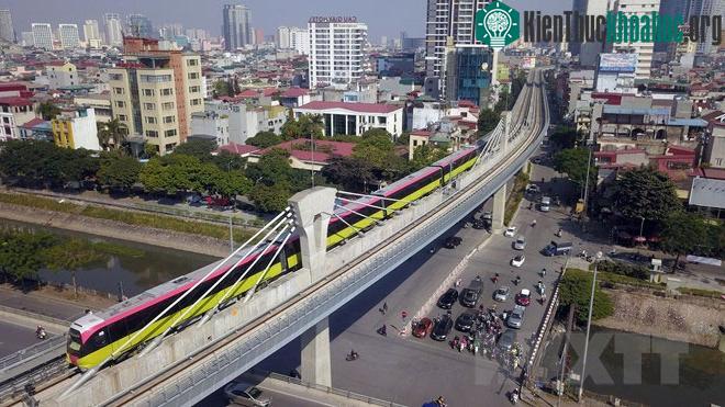 Đoàn tàu Nhổn-ga Hà Nội chạy qua nút giao thông ngã tư Cầu Giấy-Láng.