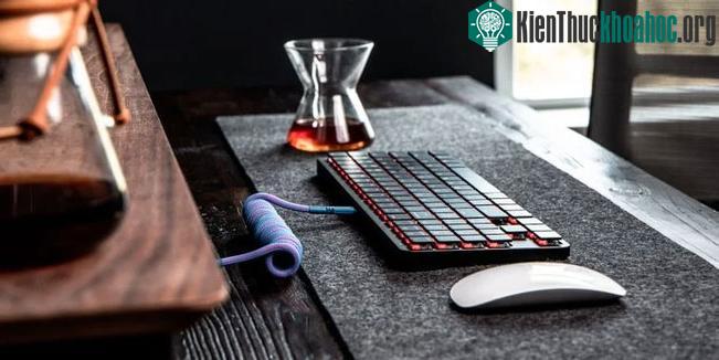 &nbsp;Tấm lót trải bàn sẽ giúp bạn triệt tiêu lực nhấn nhiều nhất có thể trước khi nó tiếp xúc với mặt bàn.
