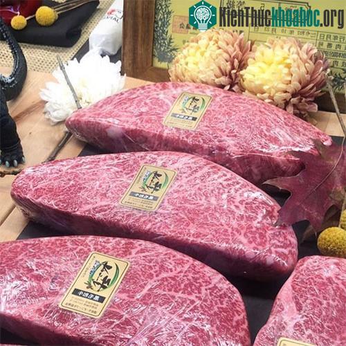 Olive Wagyu có thịt màu hồng nhạt, vân mỡ đẹp hơn.