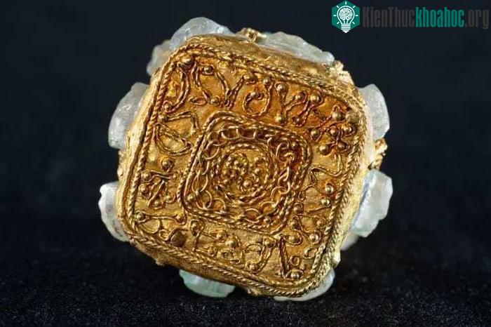 Chiếc lọ nằm trong kho báu từ thời Viking