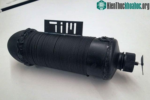 Một chiếc tàu ngầm đồ chơi được bọc bằng sợi pin