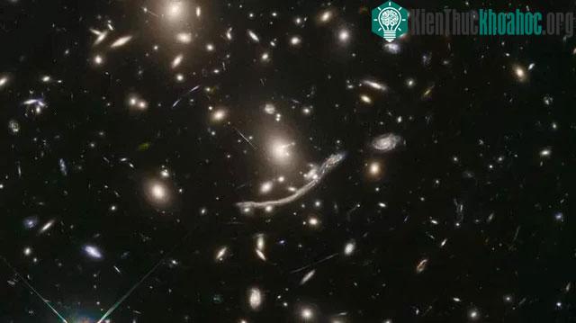 Hubble dùng đồng thời hai máy ảnh quan sát 2 loại ánh sáng khác nhau