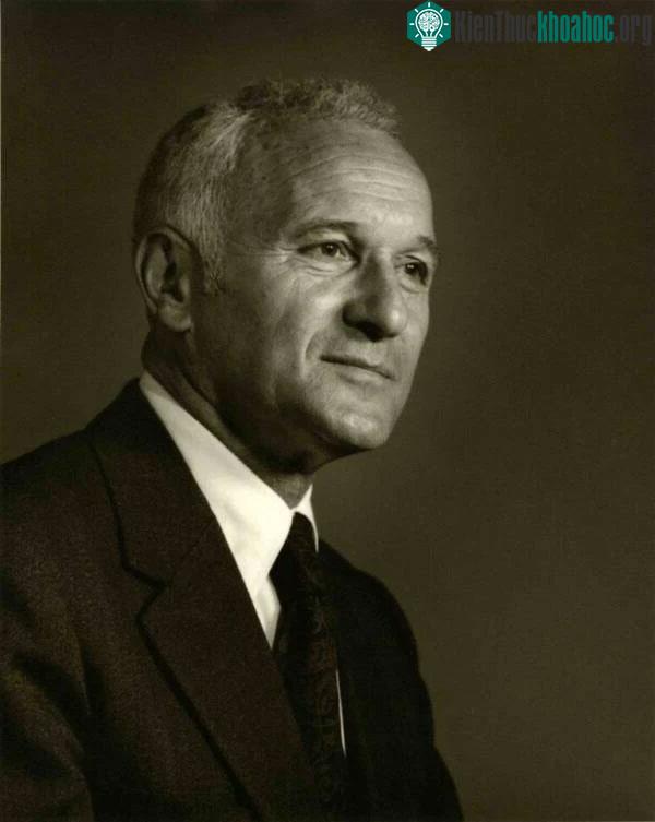Sidney Gottlieb, người giám sát tất cả các thí nghiệm kiểm soát tâm trí của dự án MKUltra.