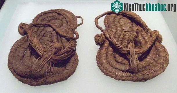 Một đôi dép từ giữa thời đồ đá mới.