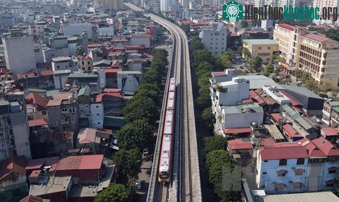 Đoàn tàu chạy trên tuyến đường Xuân Thủy.